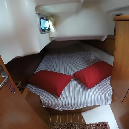 Unique Sailboat Xperience Ботель 2*