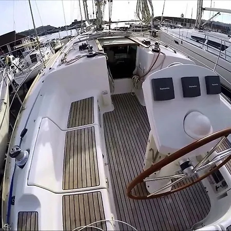 Unique Sailboat Xperience Ботель 2*