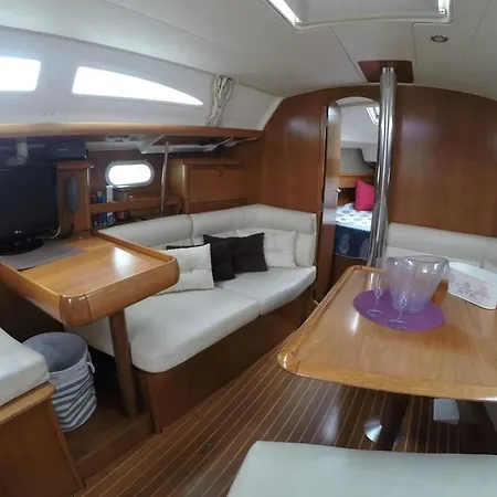 Unique Sailboat Xperience Ботель 2*